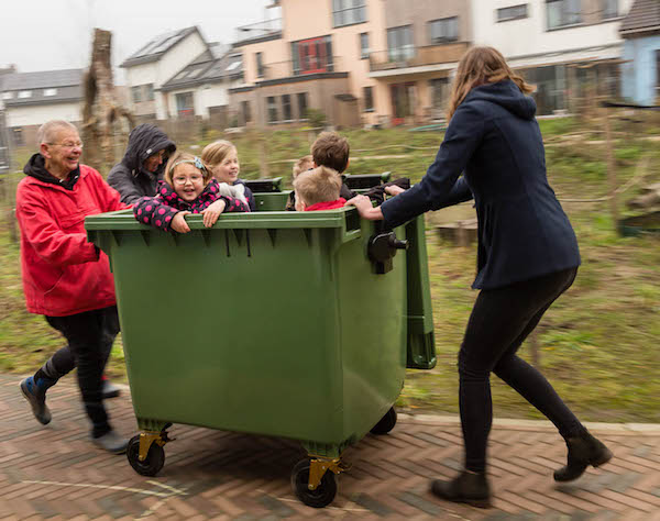 Feestelijke ingebruikname gedeelde rolcontainer voor PMD afval