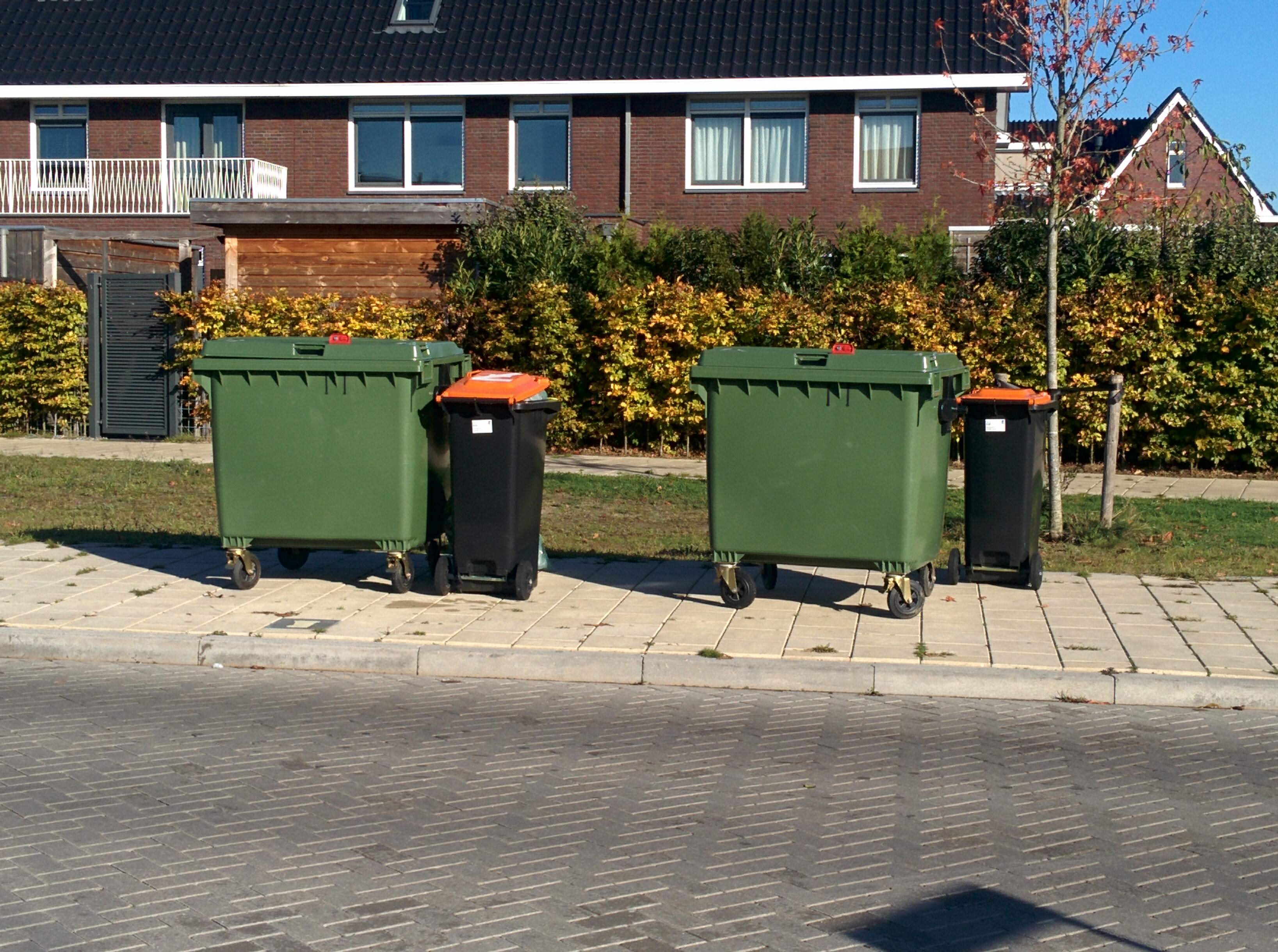 Onze gedeelde PMD rolcontainers op de containeropstelplaats bij Mandora september 2018, twee rol containers ipv 38 klikos!