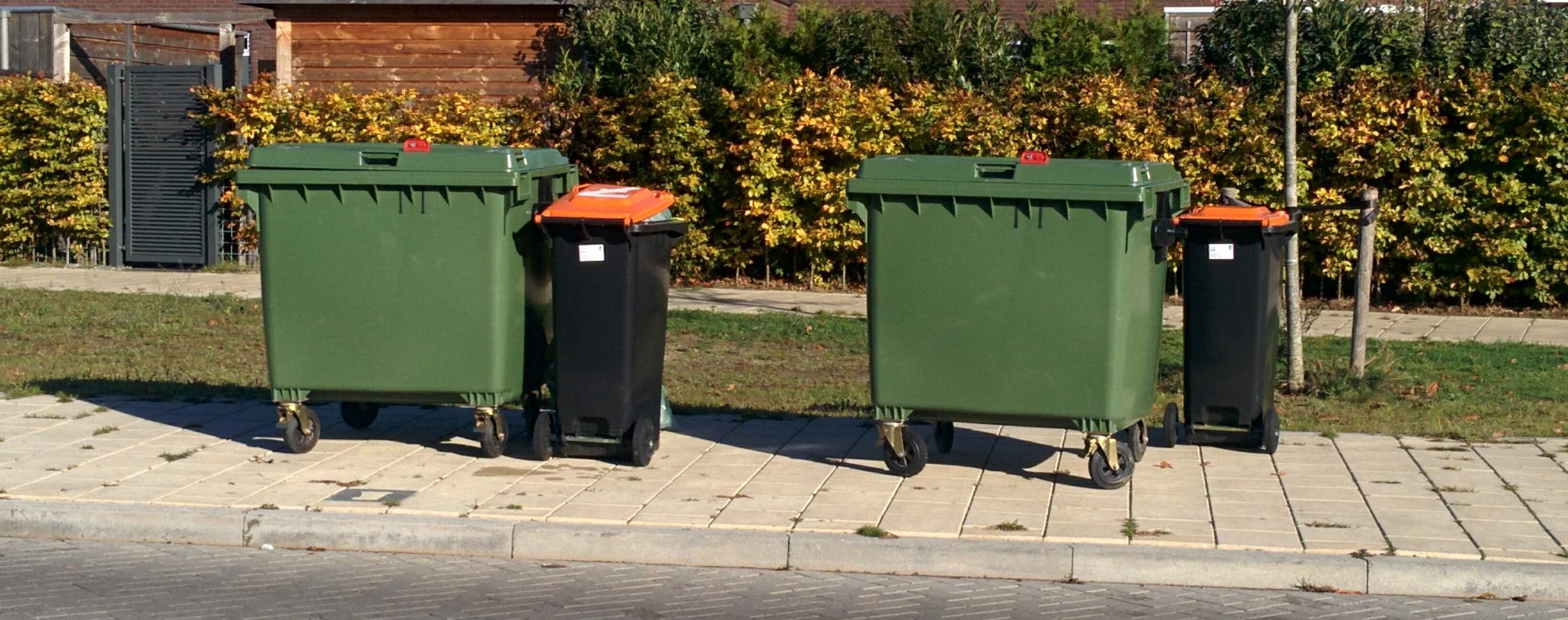 Onze gedeelde PMD rolcontainers op de containeropstelplaats bij Mandora september 2018, twee rol containers ipv 38 klikos!