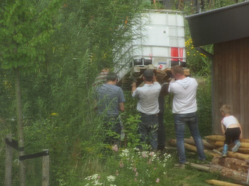 Een grote klus tijdens de tuinwerkdag in ecoijk Mandora, Houten