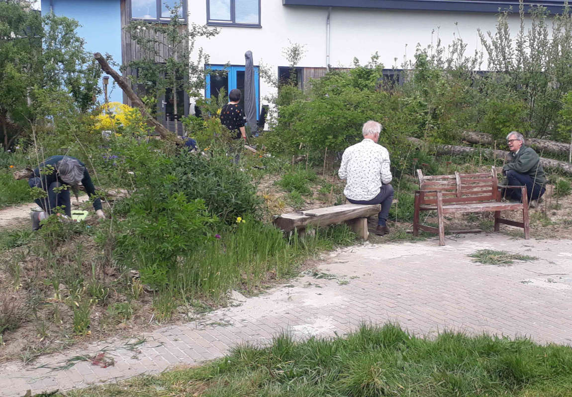 Werken en praten in de tuin, in ecowijk Mandora, Houten